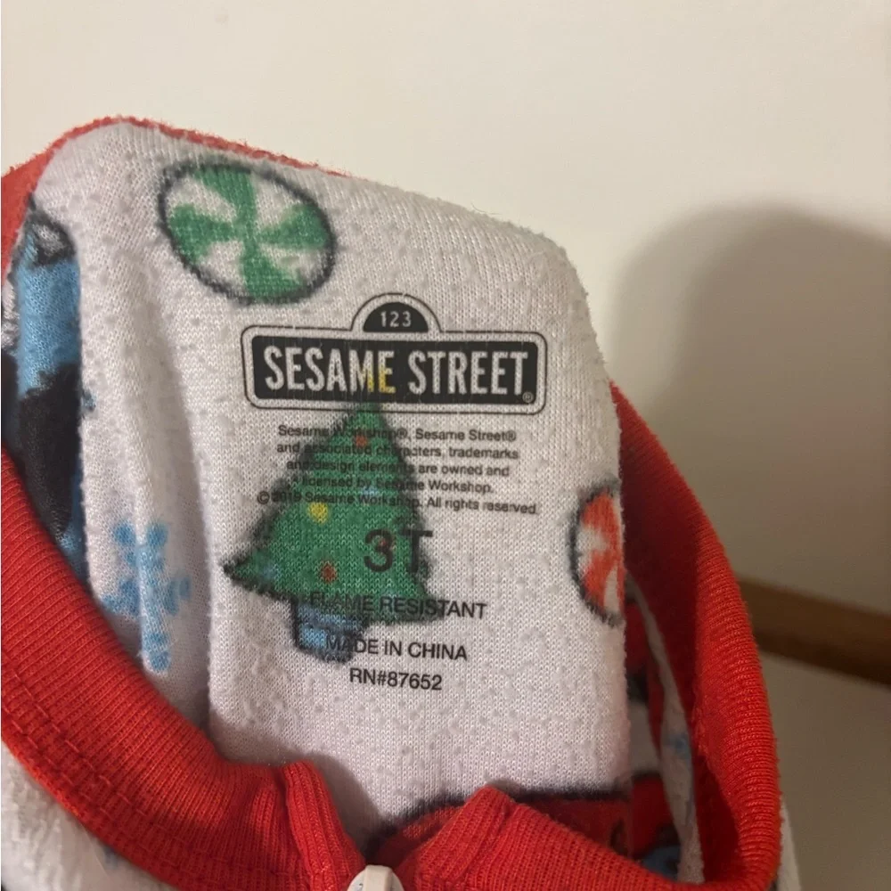 💙 5 for $25 💙 Sesame Street Kids Christmas Footie Pajama - Picture 3 of 3